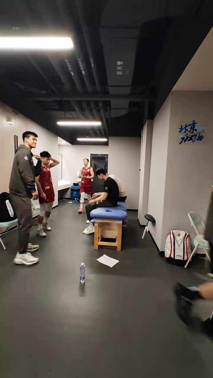 LOL台服注册账号-集结日巴黎圣日耳曼调整名单以备CBA季后赛,队长鼓劲环节打磨,话题不断,更衣室氛围转暖的简单介绍