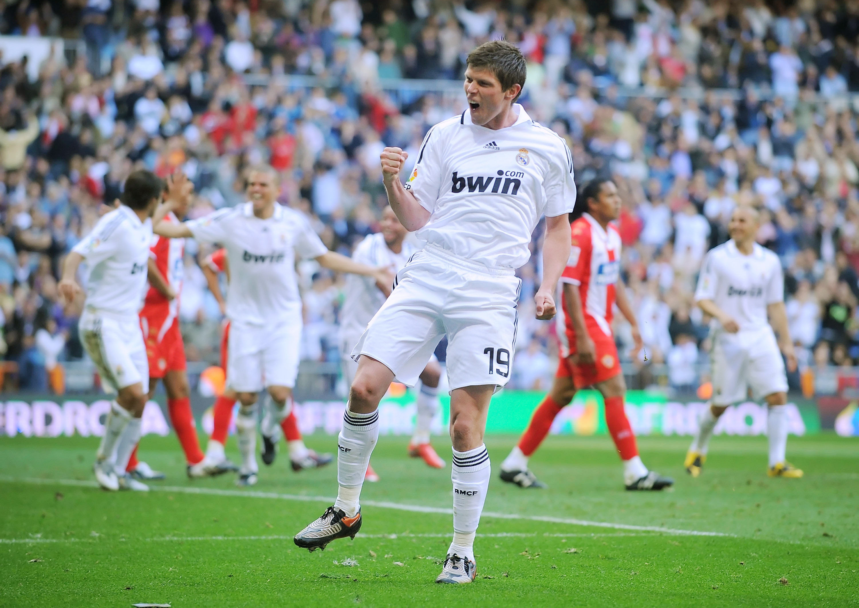 LOL台服注册账号-法国杯冲刺阶段走向成谜，埃因霍温扳平良机，话题不断，身体对抗强度拉满(埃因霍温vs)